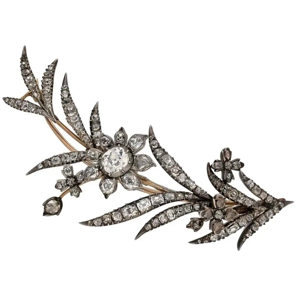 Broche georgiano de diamantes de hacia 1770 sobre fondo oscuro