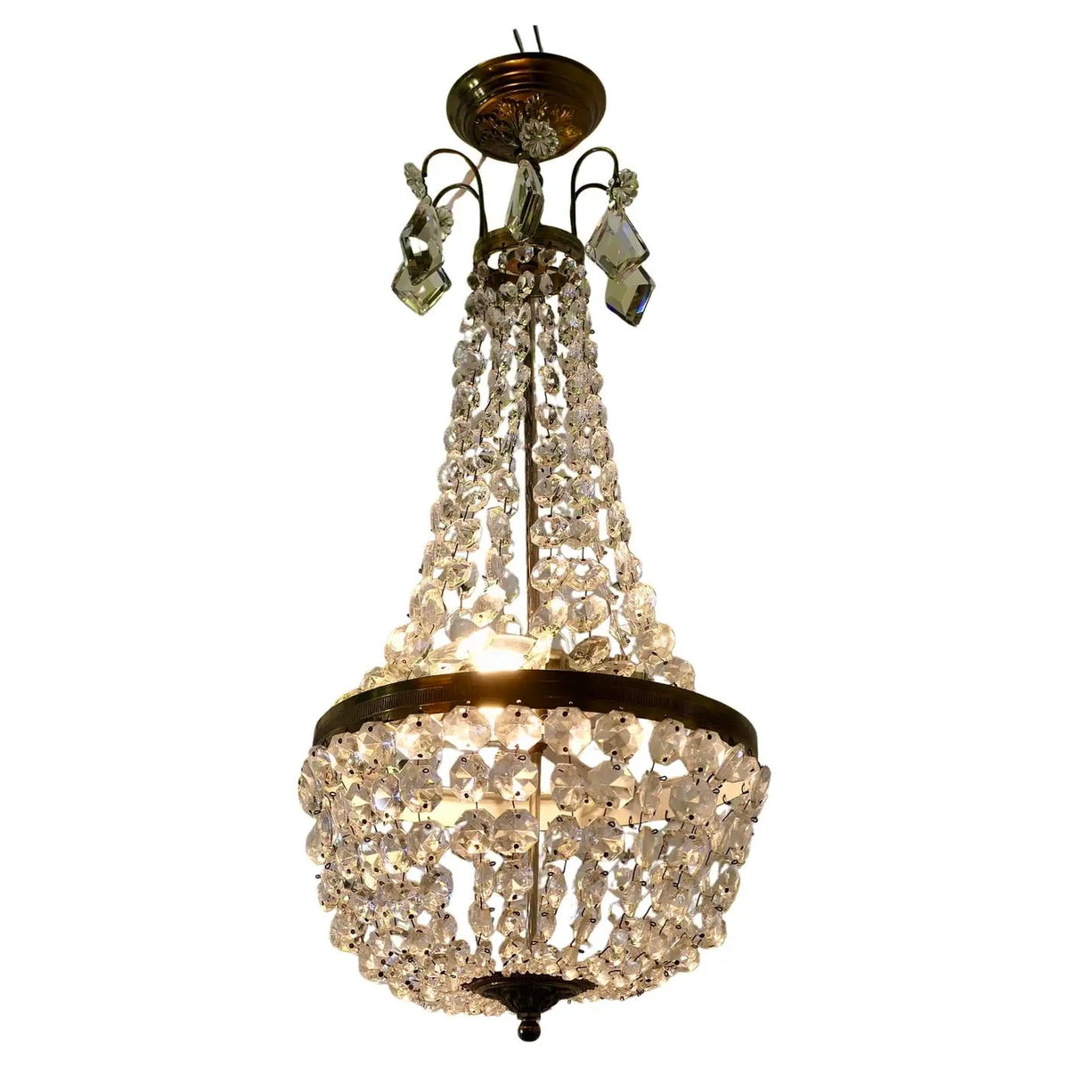 Araña de cristal de estilo imperio francés con brazos dorados y lágrimas talladas
