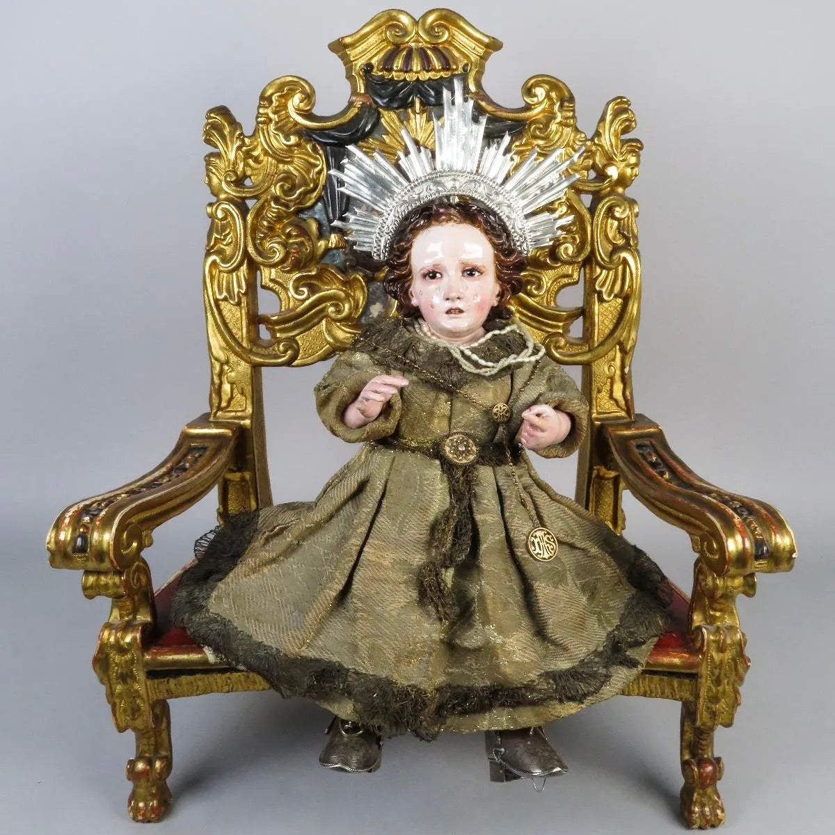 Talla policromada del Niño Jesús atribuida a José Risueño con pátina y craquelado antiguo