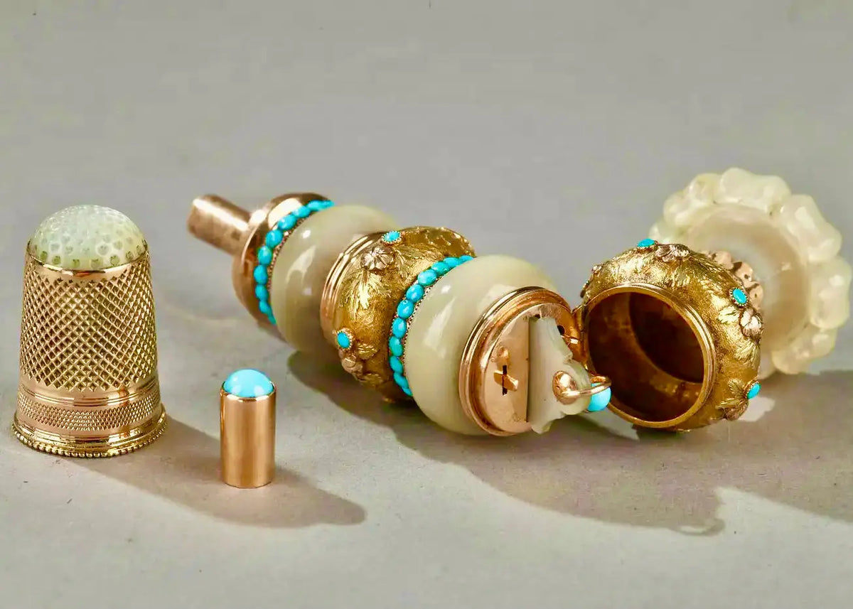 Costurero de Oro, Turquesa y Nácar | Forma de Flor | Francia, 1820