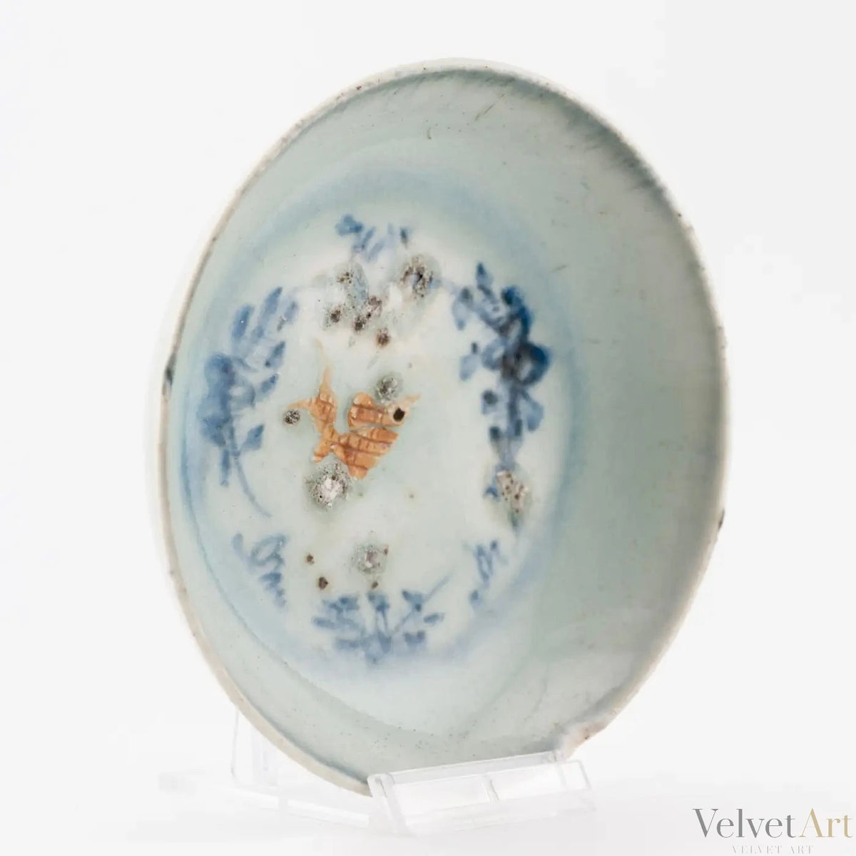 Plato de Porcelana China con Pez en Relieve | Dinastía Ming | 1500–1600