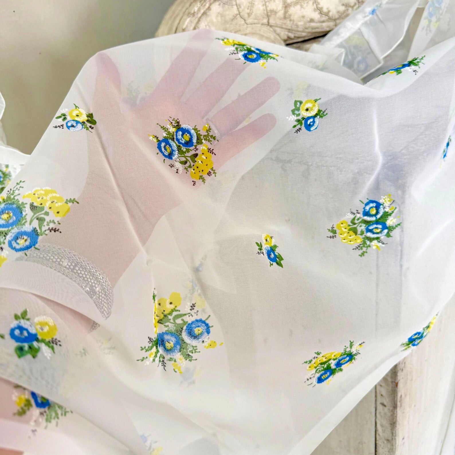 Cortina francesa de flores amarillas con volantes de 1940