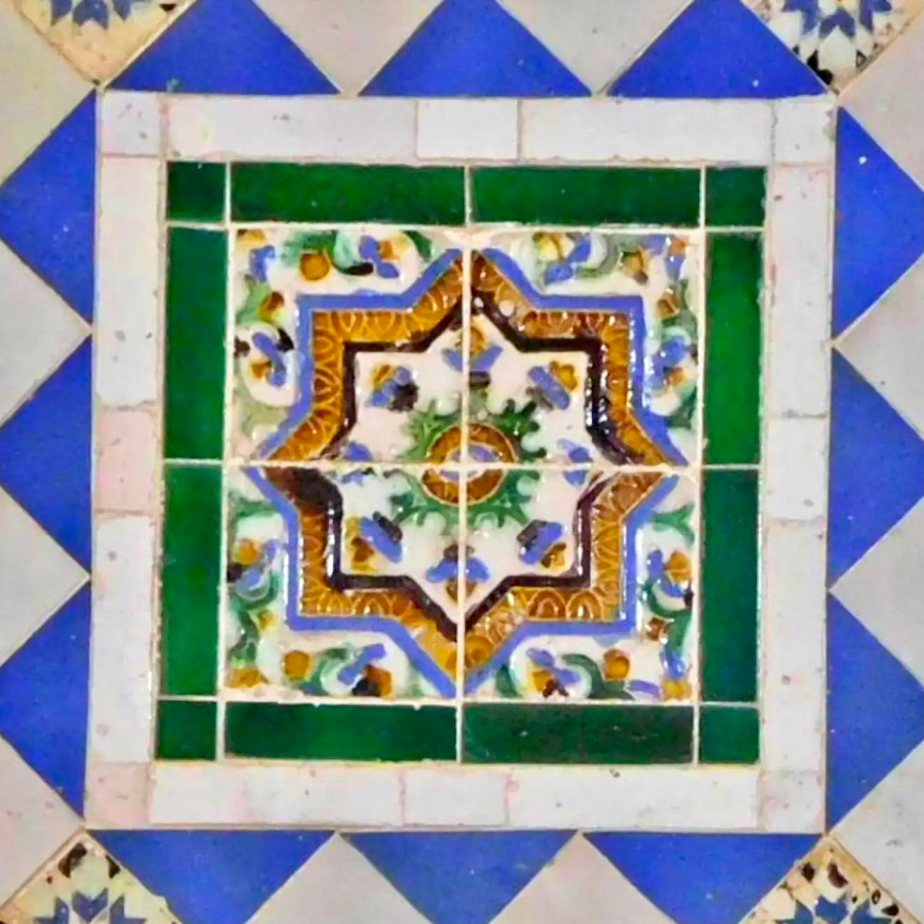Panel Morisco del Siglo XVI | Azulejos Islámicos de Gran Detalle