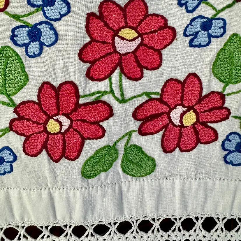 Toalla de Rumanía con Bordados y Encaje Hechos a Mano, 1970