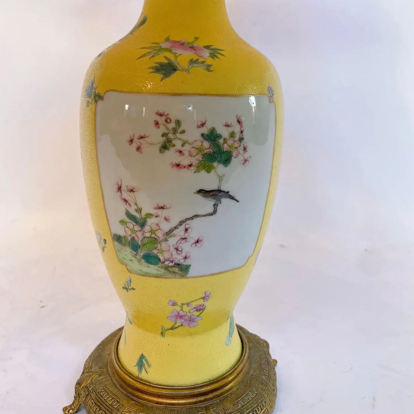 Jarrón Chino Antiguo Estilo Qing Famille Rose con Fondo Amarillo Inciso | Principios del Siglo XX