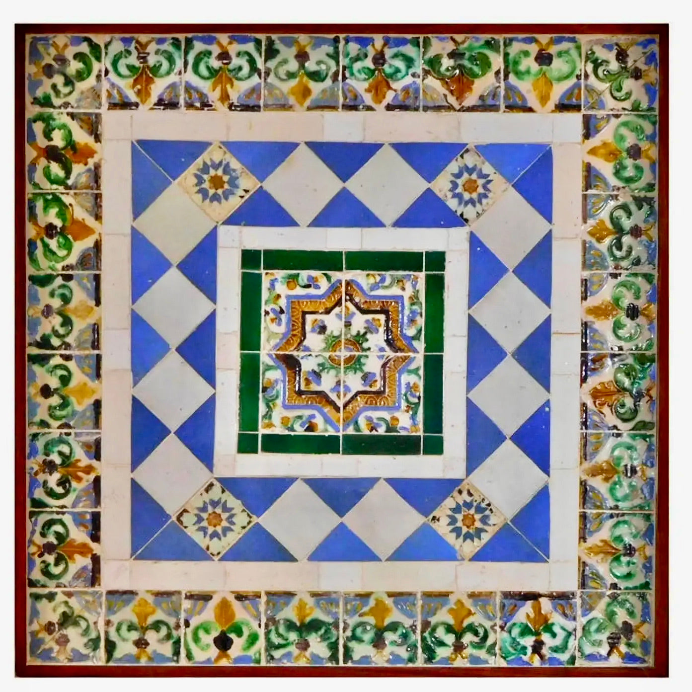 Composición Morisca de Azulejos de Porcelana | Panel del Siglo XVI