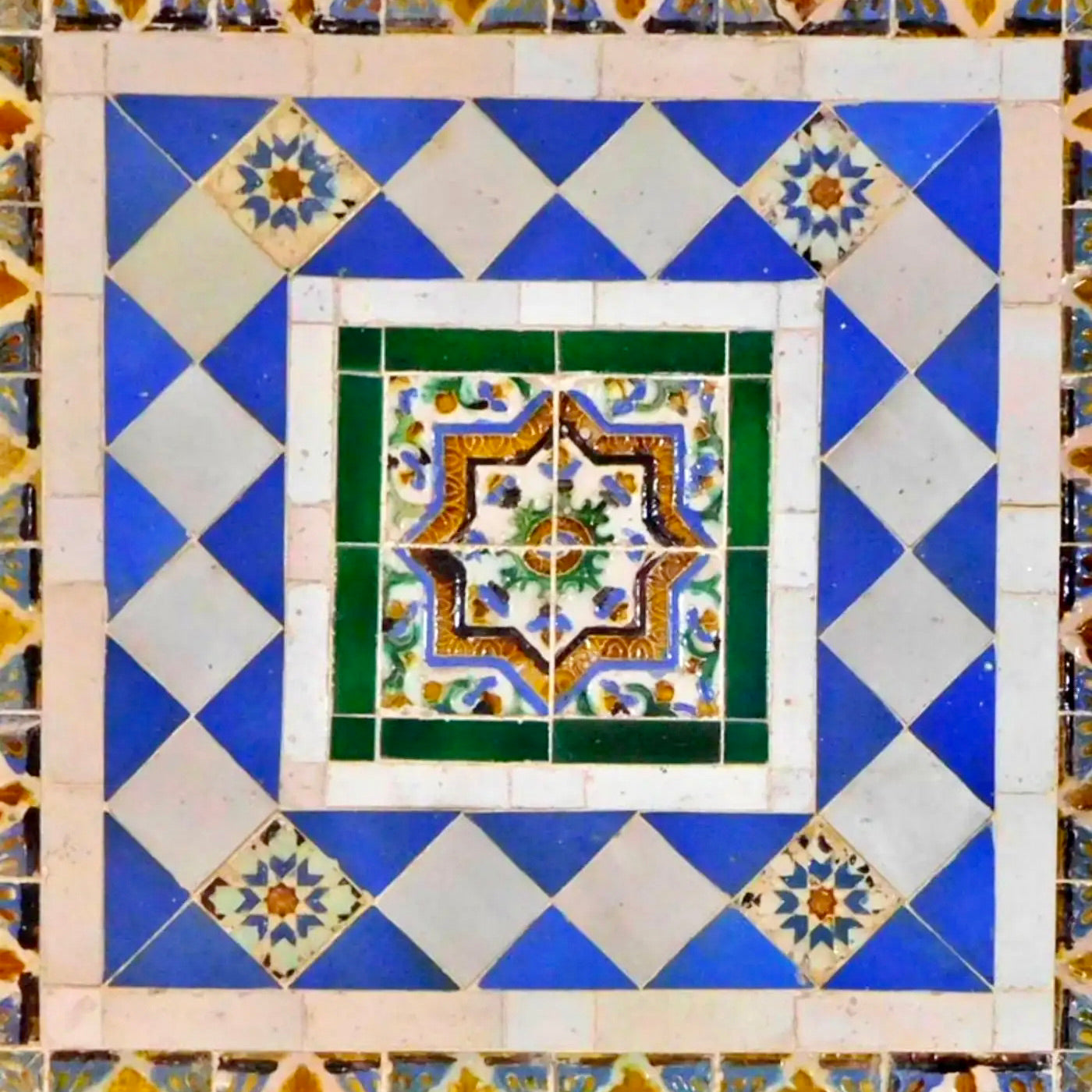 Panel Morisco del Siglo XVI | Azulejos Islámicos de Gran Detalle