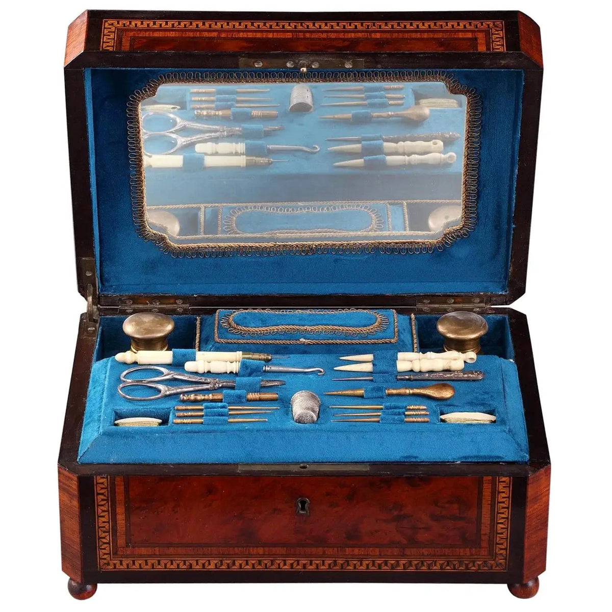 Costurero Francés Napoleón III con Incrustaciones de Latón | Francia, 1860