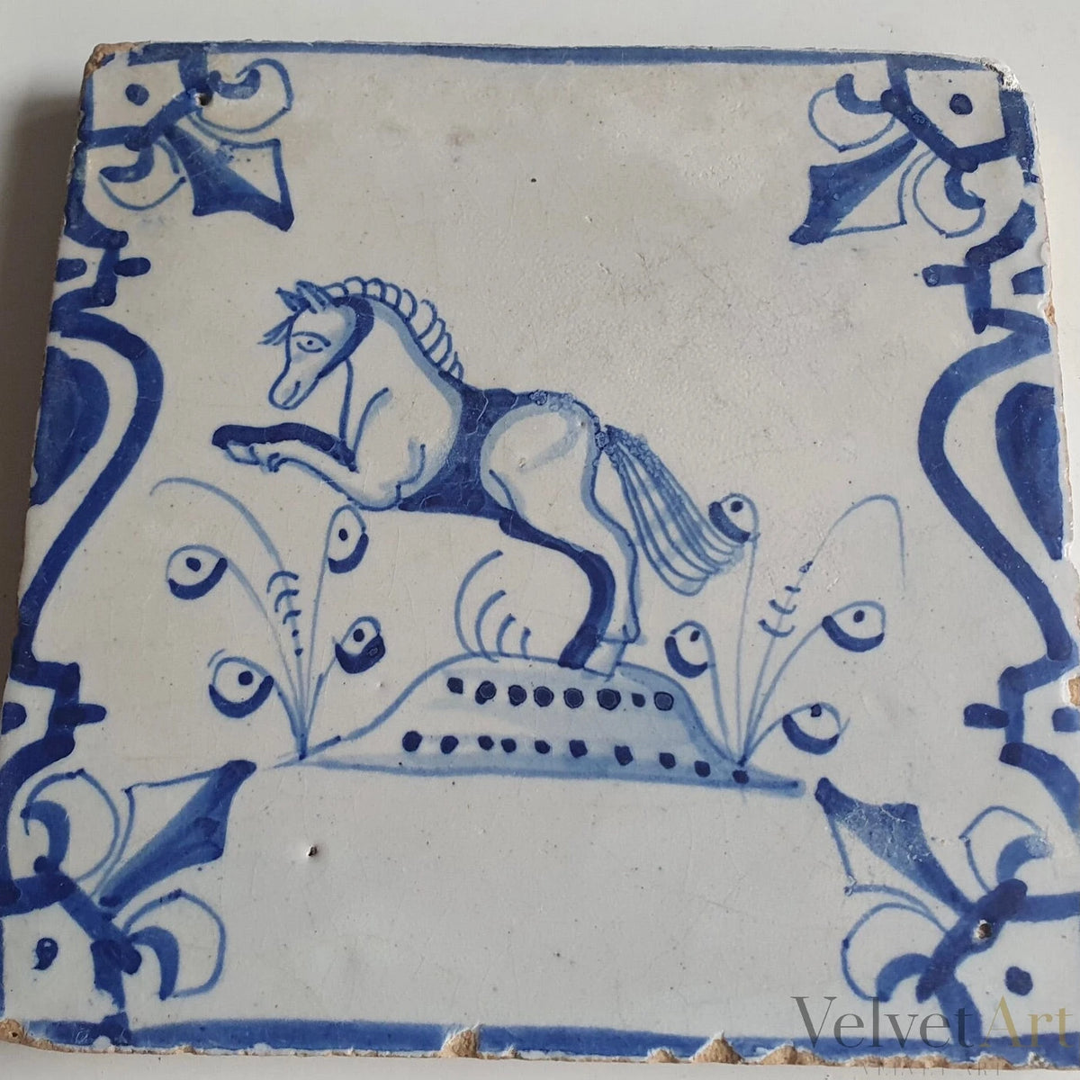 Azulejo Azul de Delft de 1640 | “Caballo”| Flor de Lis y Balaustres