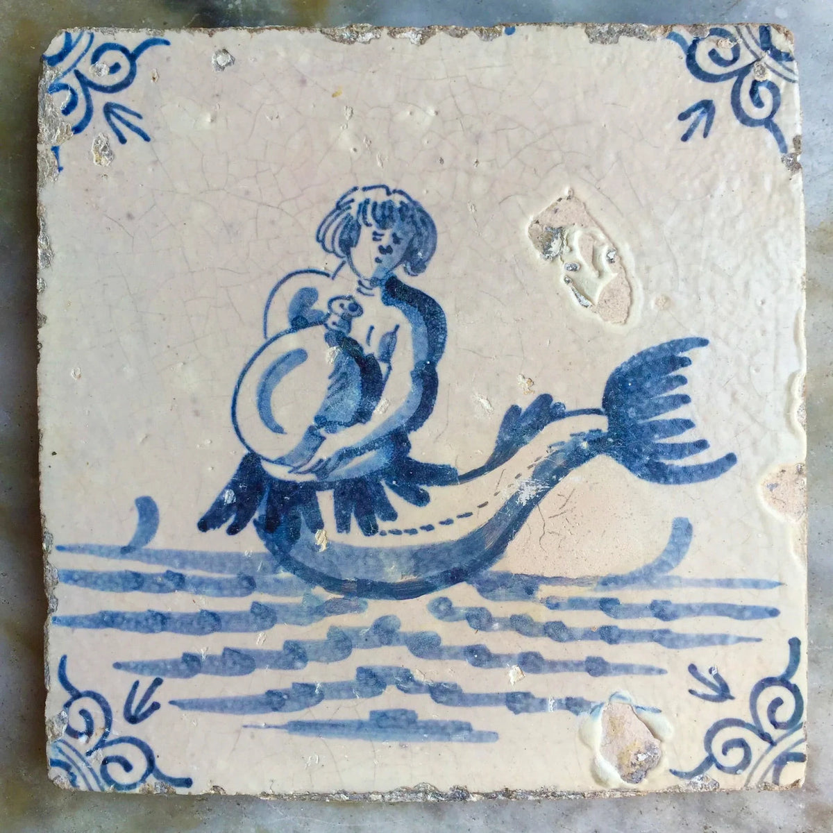 Tritón con Jarra – Azulejo de Delft Azul y Blanco, 1640–1660