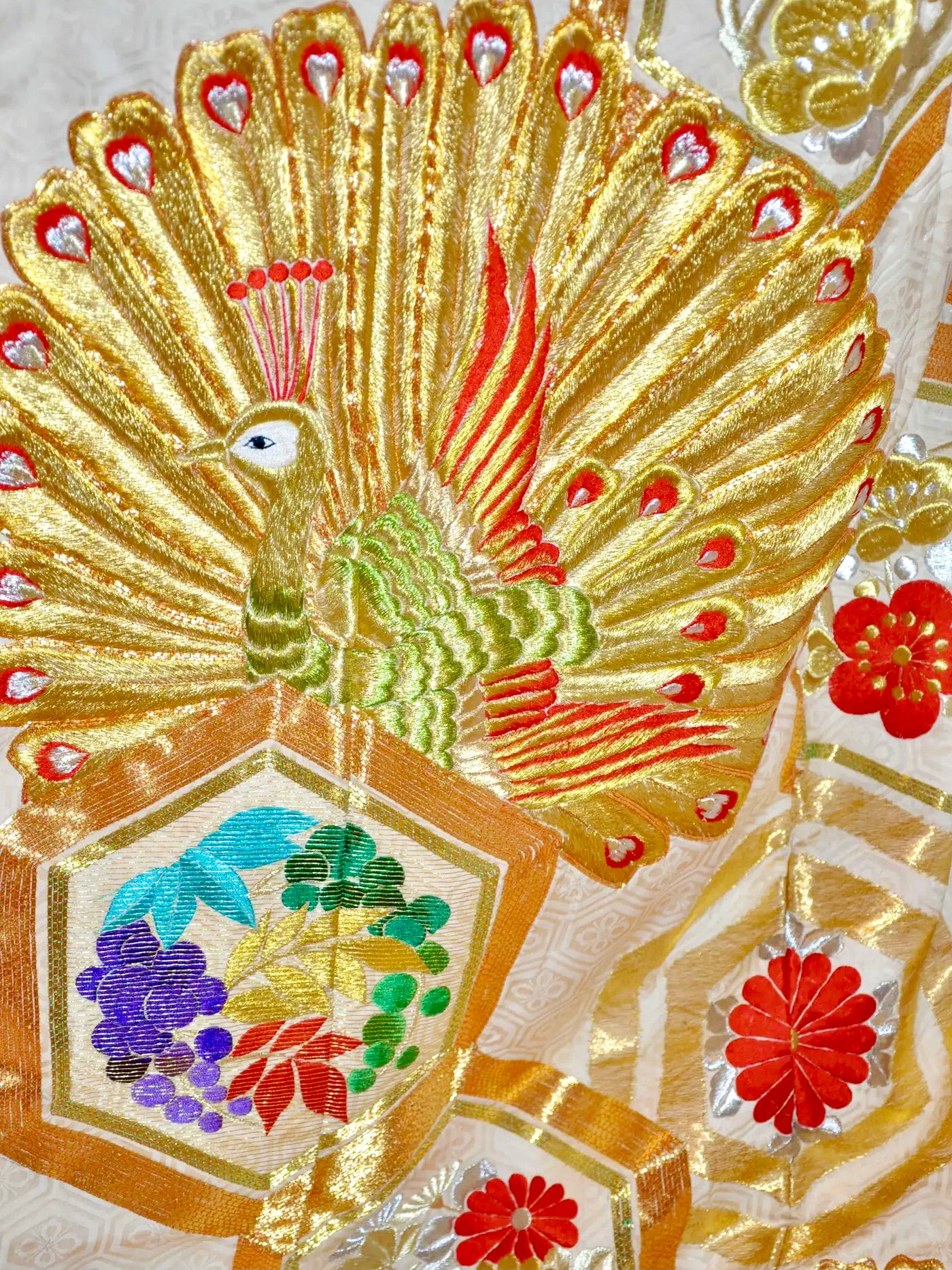 Kimono Ceremonial Japonés de Seda Bordada con Pavos Reales | Siglo XIX