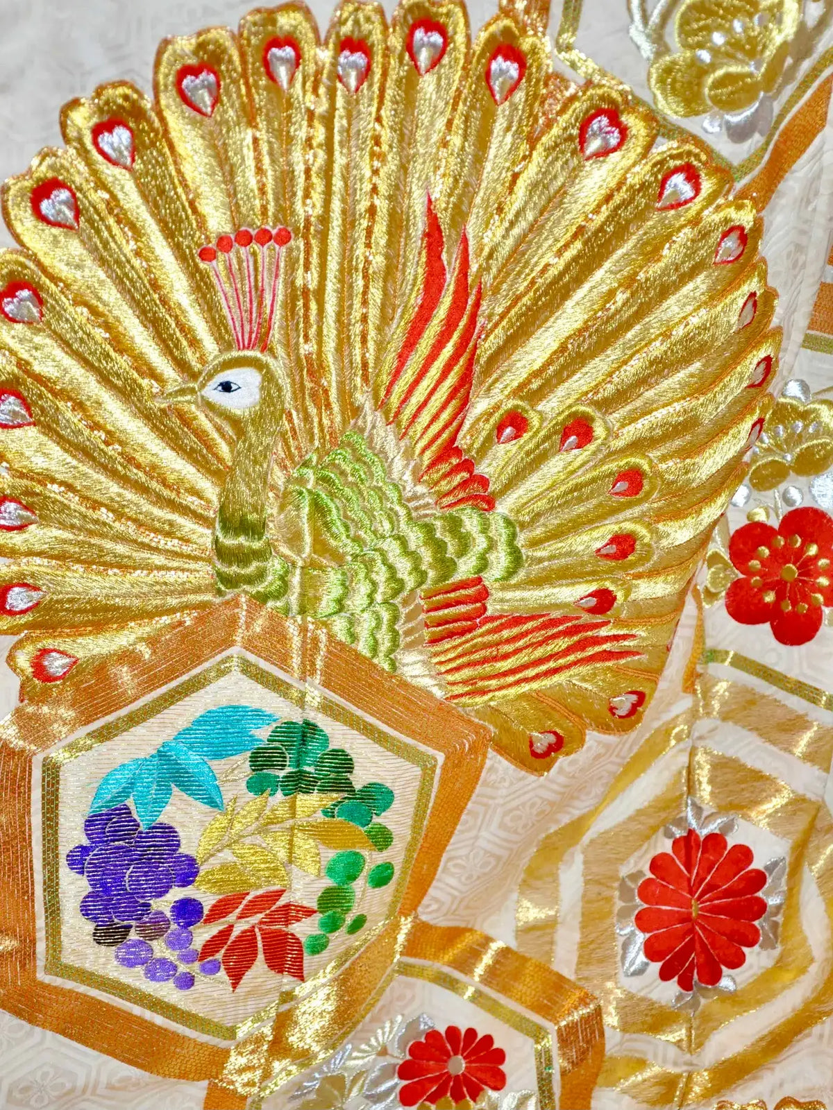 Kimono Ceremonial Japonés de Seda Bordada con Pavos Reales | Siglo XIX