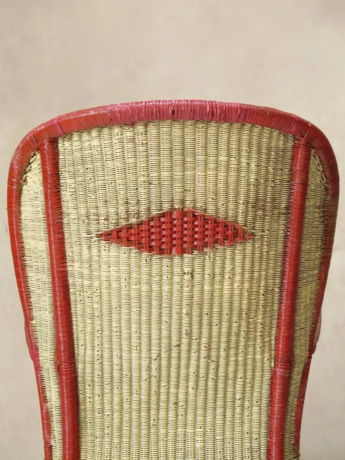 Gran Sillón de Mimbre Pintado con Respaldo Alado, 1920