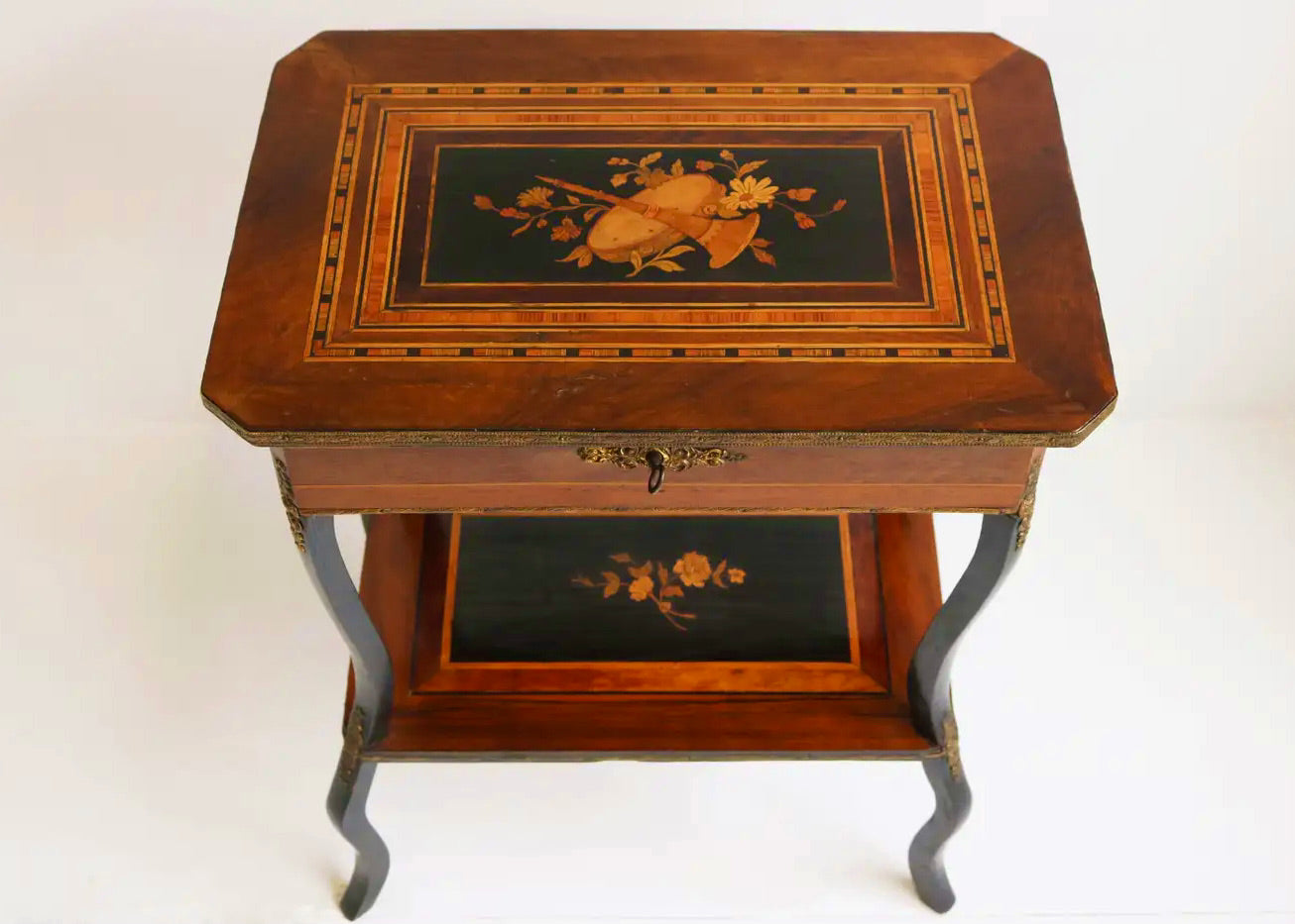 Mesa Auxiliar Napoleón III con Marquetería Floral e Instrumental, Francia 1860