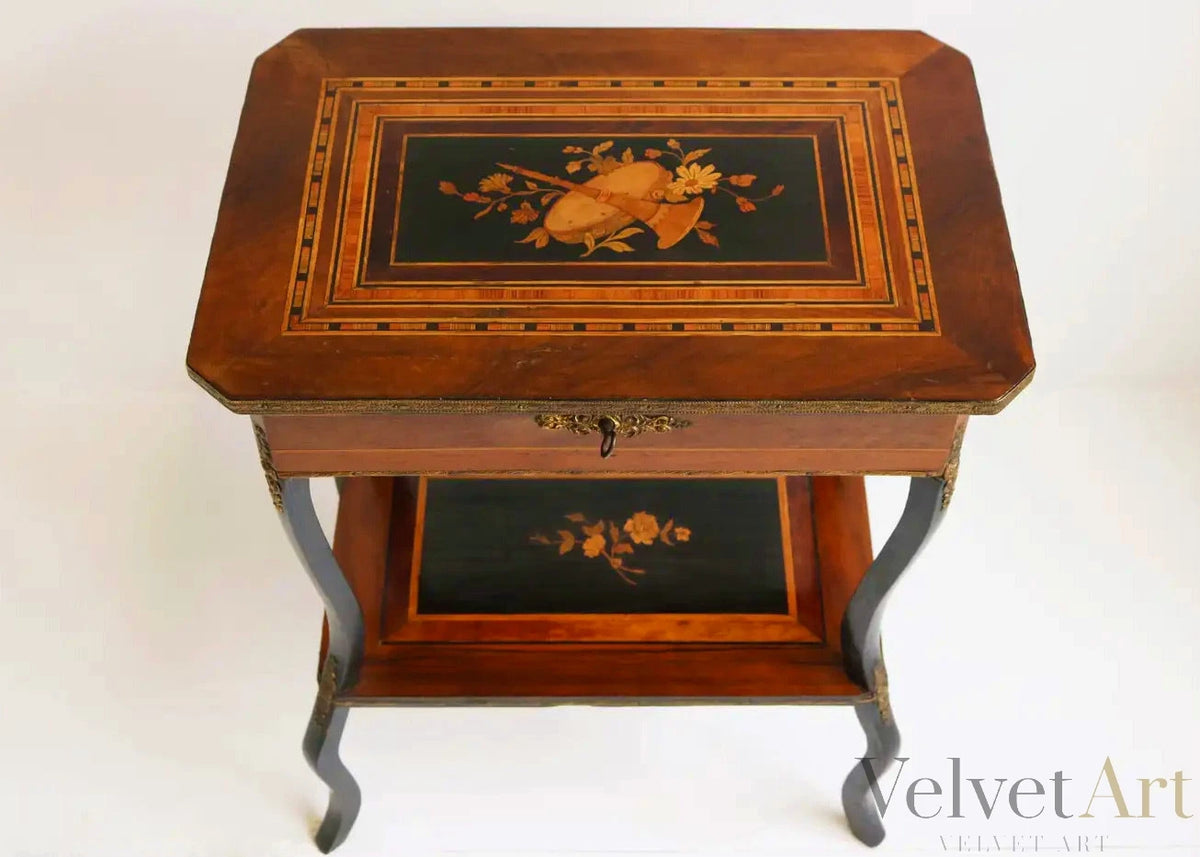 Mesa Auxiliar Napoleón III con Marquetería Floral e Instrumental, Francia 1860