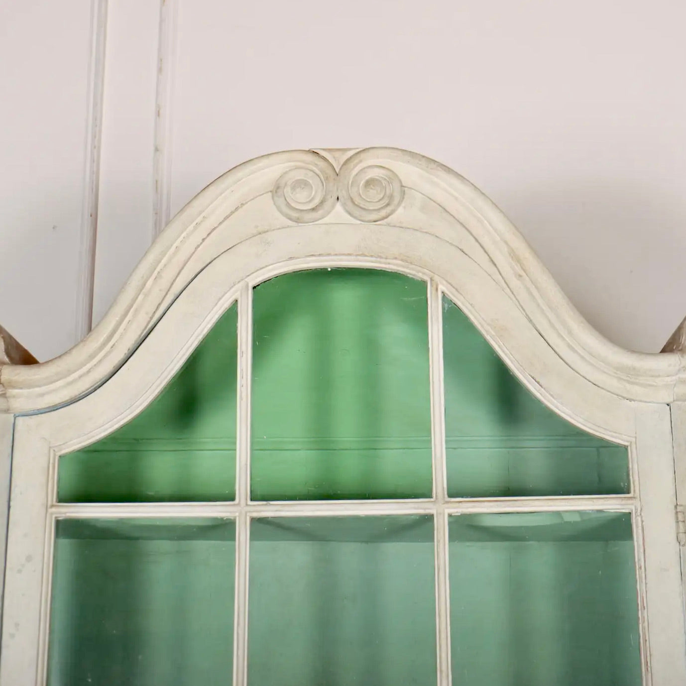 Vitrina Blanca de Pino Pintado | Holanda, 1780