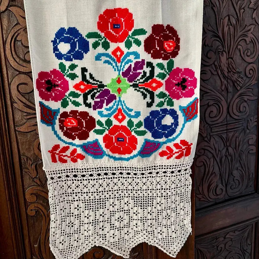 Toalla Bordada Decorativa de Rumanía, 1980