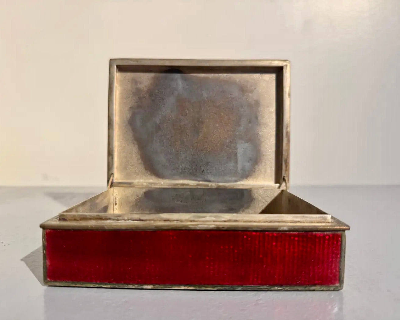 Caja de Cloisonné Rojo Ginbari | Exportación Japonesa | Periodo Meiji, 1900