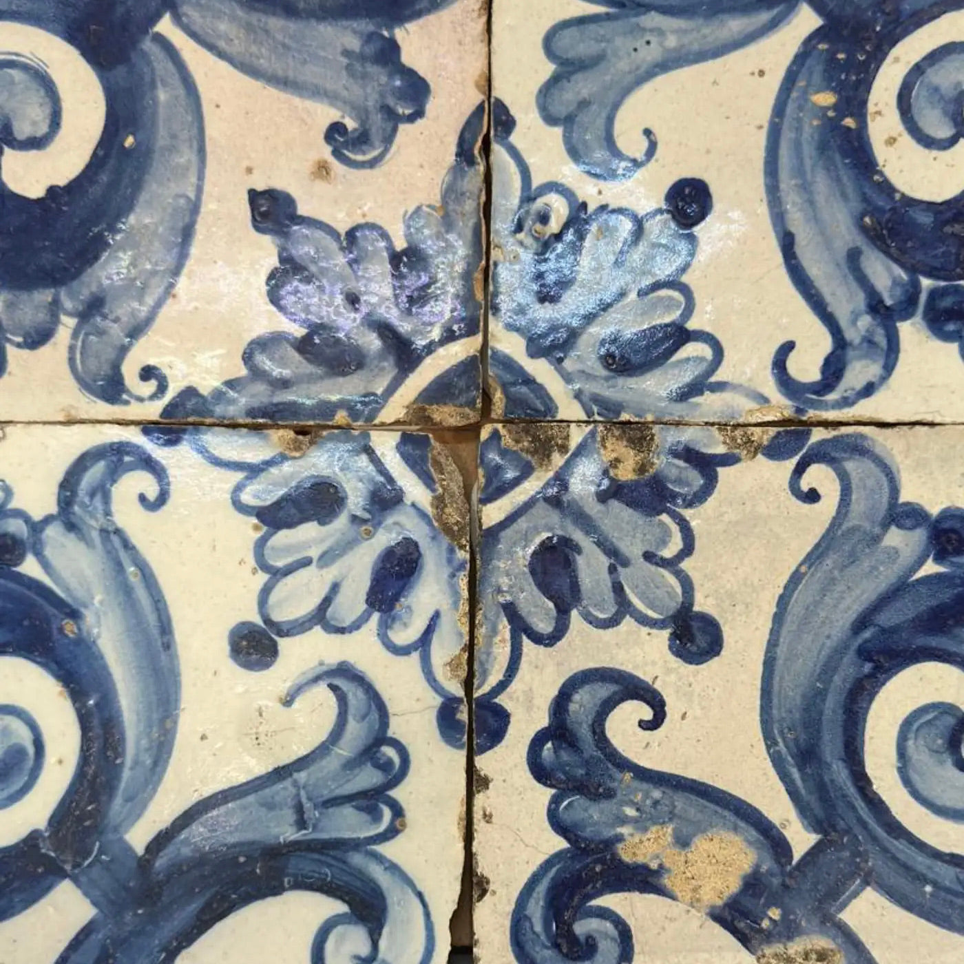 Cuatro Azulejos Portugueses del Siglo XVII: Cerámica Barroca Original para Colección