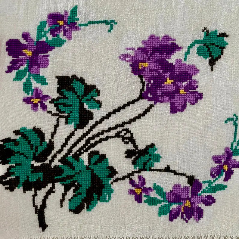 Toalla Flores Moradas Punto de Cruz. Rumanía, 1950