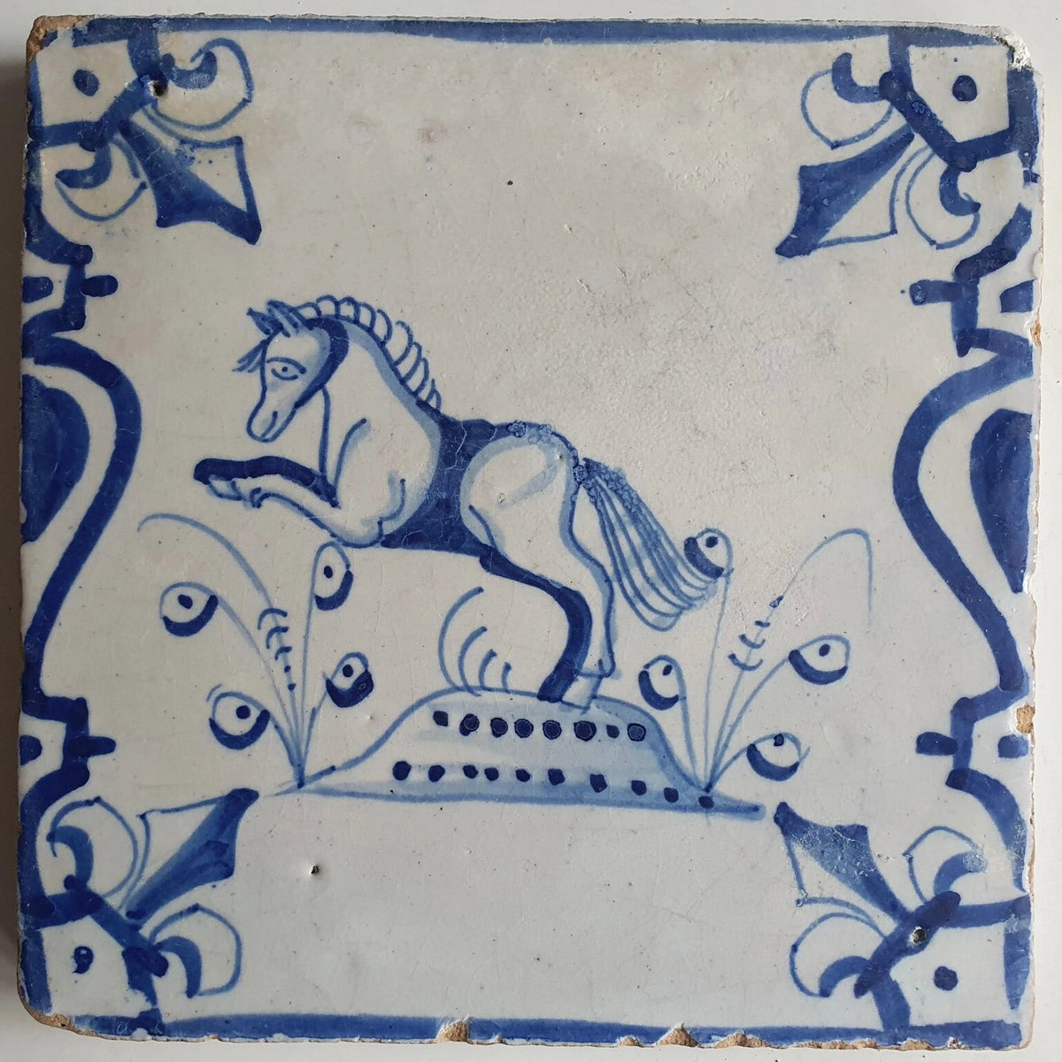 Azulejo Azul de Delft de 1640 | “Caballo”| Flor de Lis y Balaustres