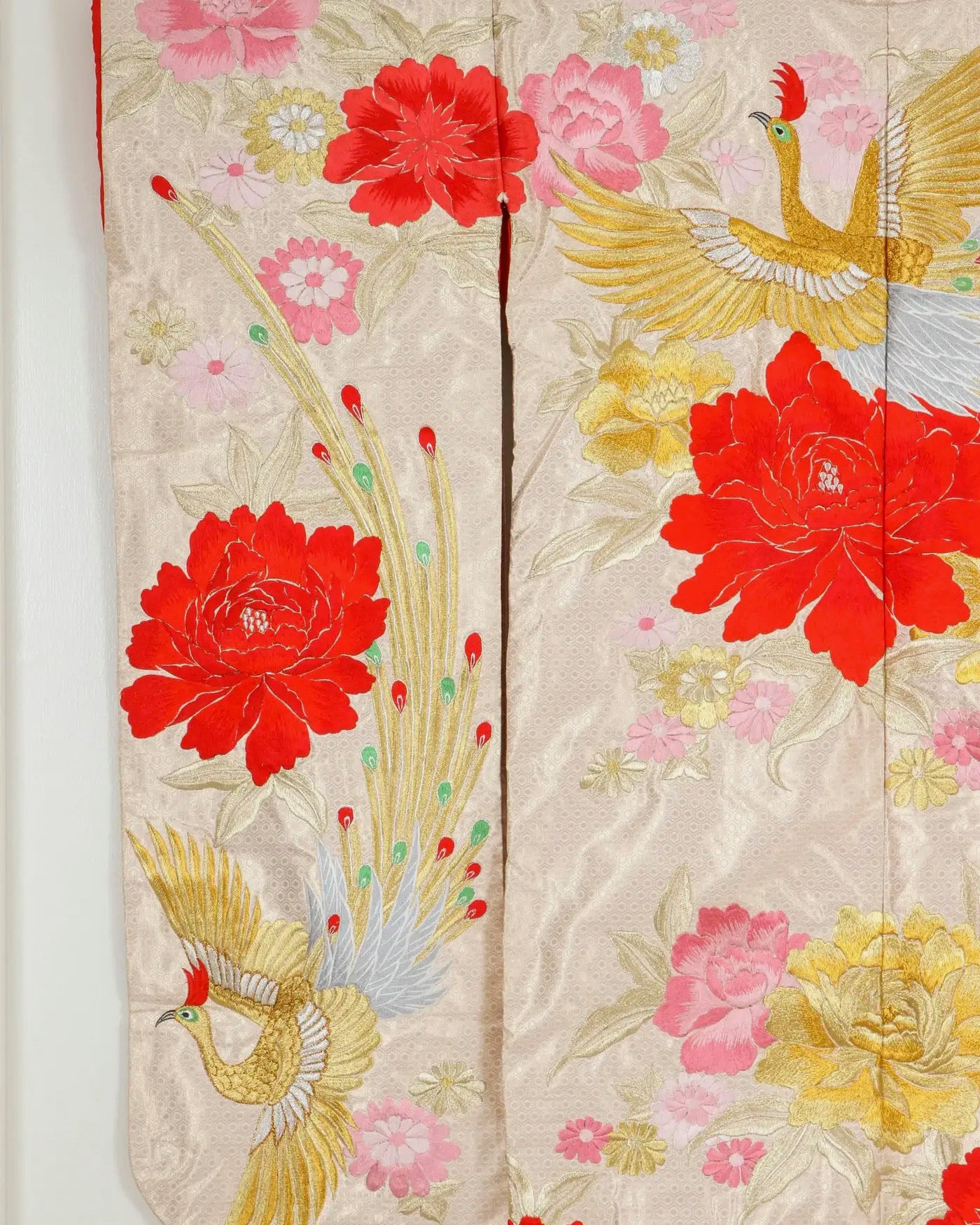 Kimono Ceremonial Japonés Brocado Dorado con Grullas Voladoras, 1970