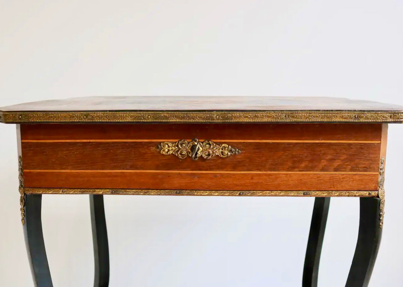 Mesa Auxiliar Napoleón III con Marquetería Floral e Instrumental, Francia 1860