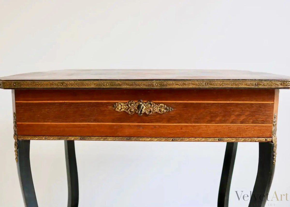 Mesa Auxiliar Napoleón III con Marquetería Floral e Instrumental, Francia 1860