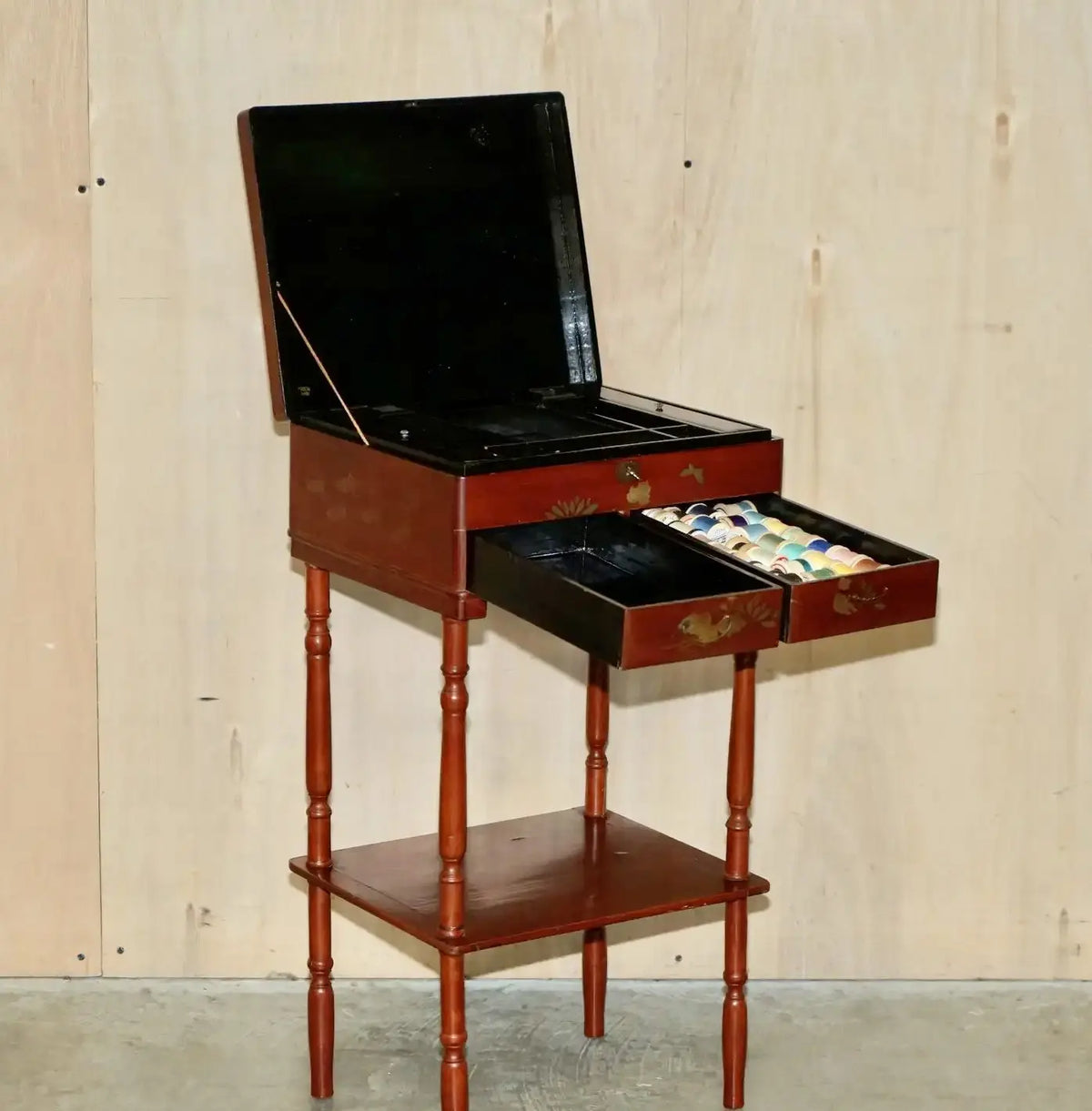 Mesa de Costura Anglo Japonesa Lacada Roja Siglo XIX