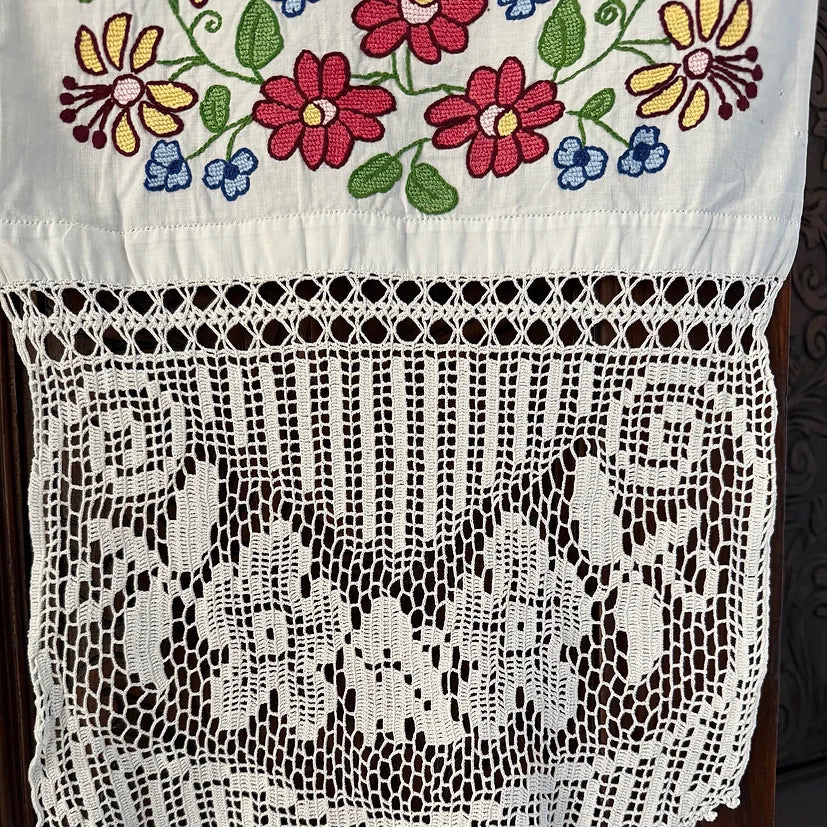 Toalla de Rumanía con Bordados y Encaje Hechos a Mano, 1970