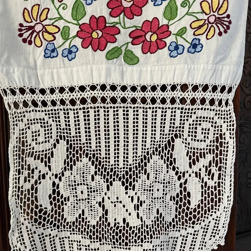 Toalla de Rumanía con Bordados y Encaje Hechos a Mano, 1970