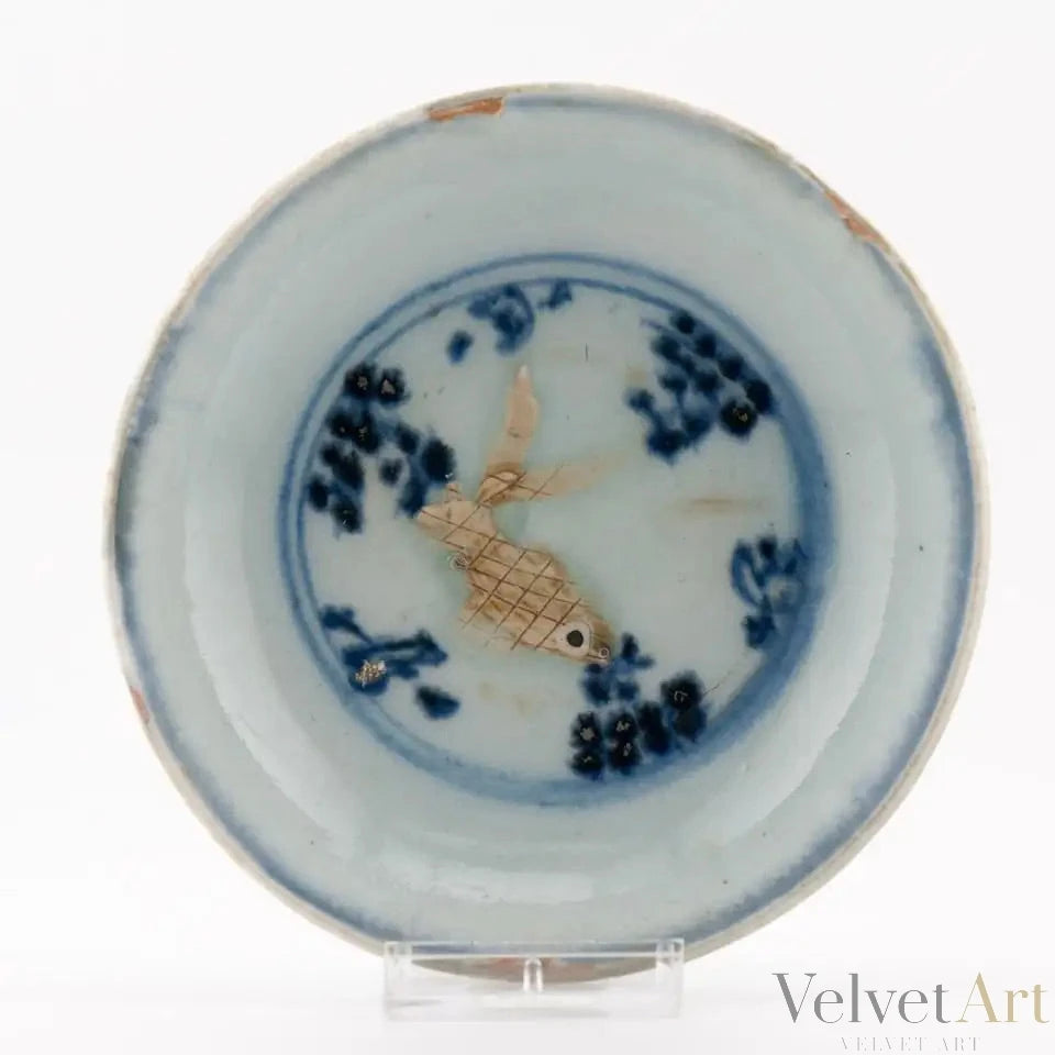 Plato Pequeño de Porcelana China con Pez en Relieve | Dinastía Ming, 1500
