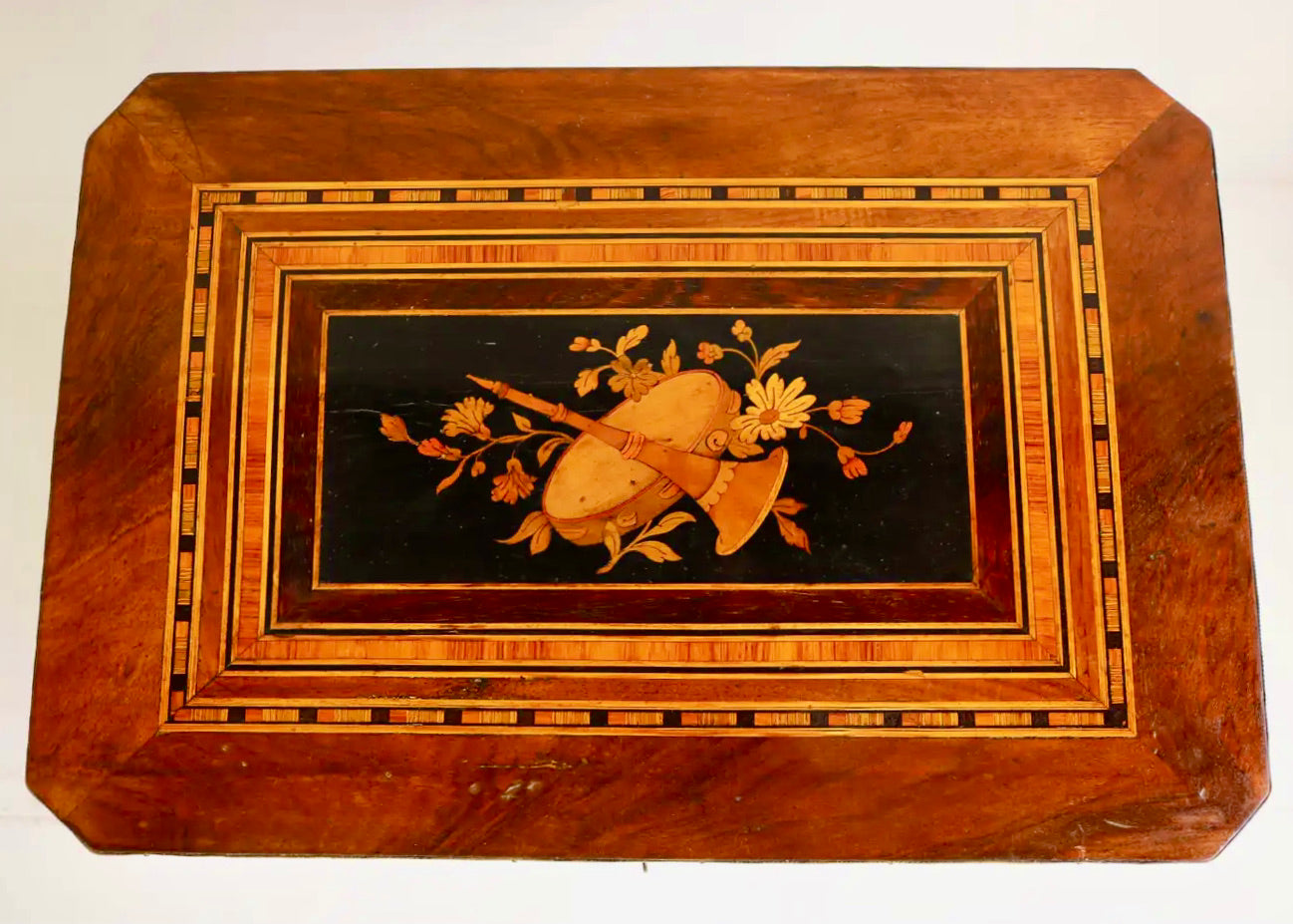 Mesa Auxiliar Napoleón III con Marquetería Floral e Instrumental, Francia 1860