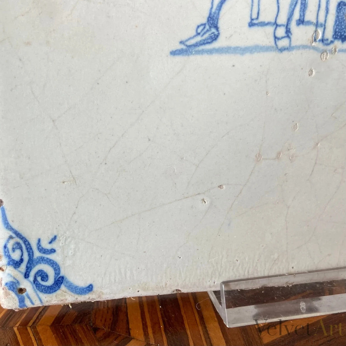 “Hombre Fumando en una Mesa” | Azulejo de Delft del Siglo XVII