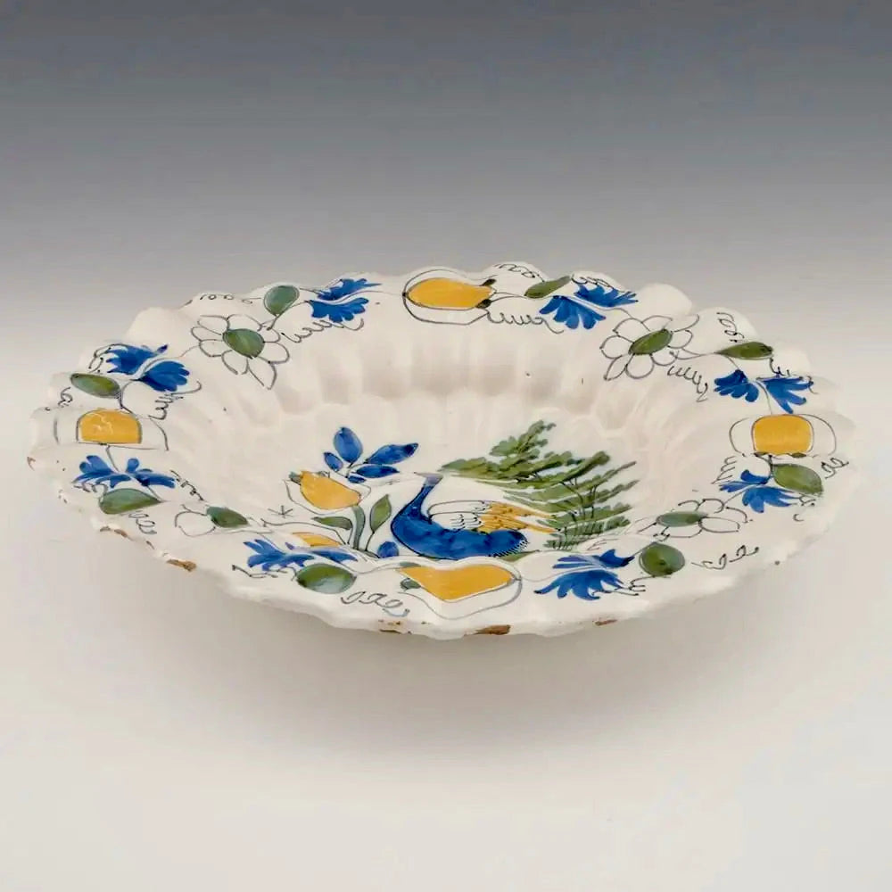 Plato Lobulado de Delft con Cisnes y Tulipanes Siglo XVII | Holanda, 1680