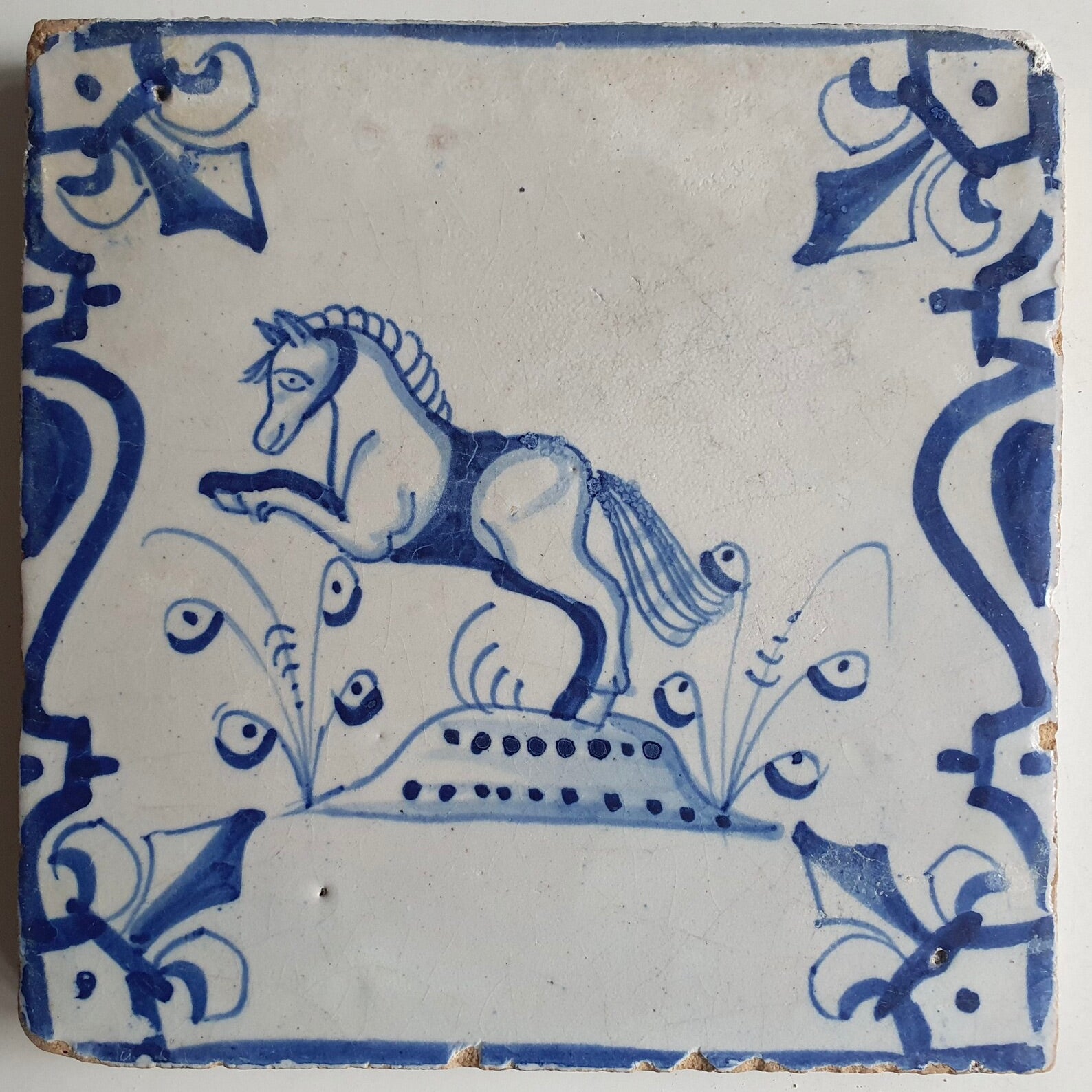 Azulejo Azul de Delft de 1640 | “Caballo”| Flor de Lis y Balaustres
