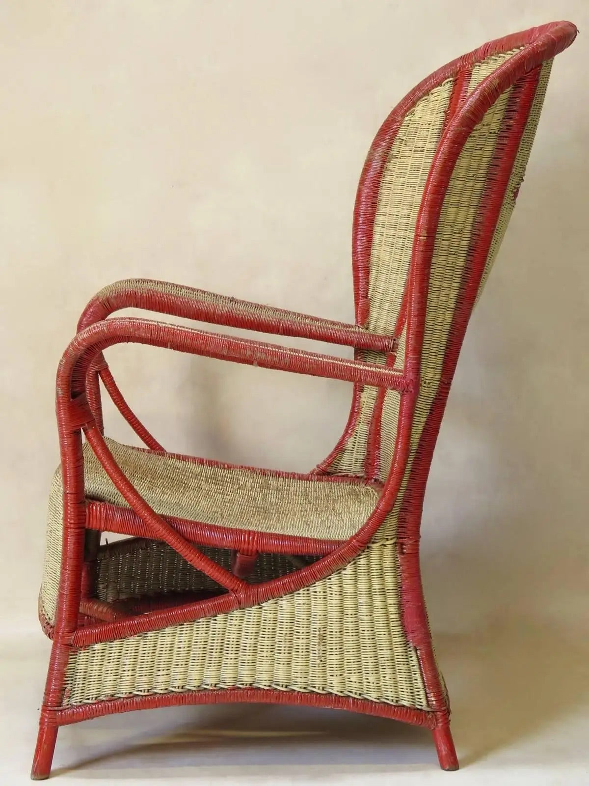 Gran Sillón de Mimbre Pintado con Respaldo Alado, 1920