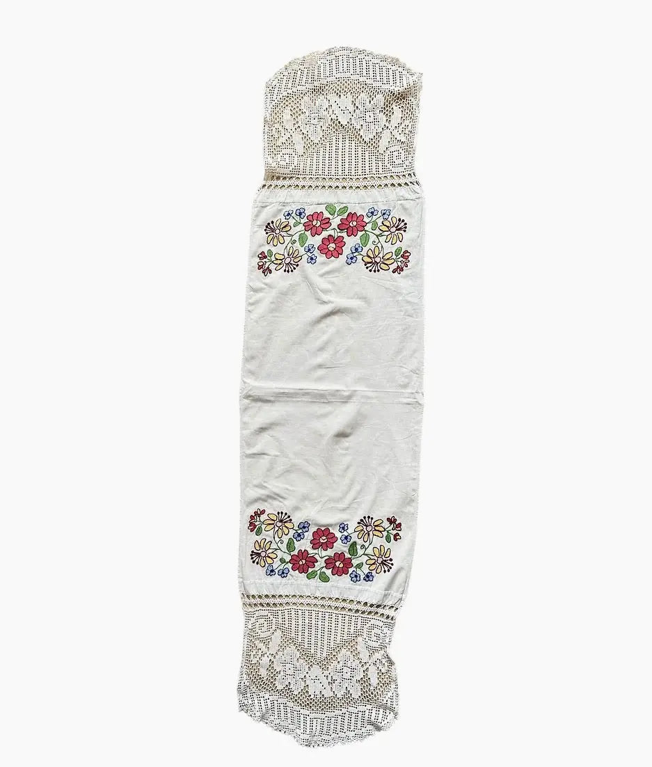 Toalla de Rumanía con Bordados y Encaje Hechos a Mano, 1970