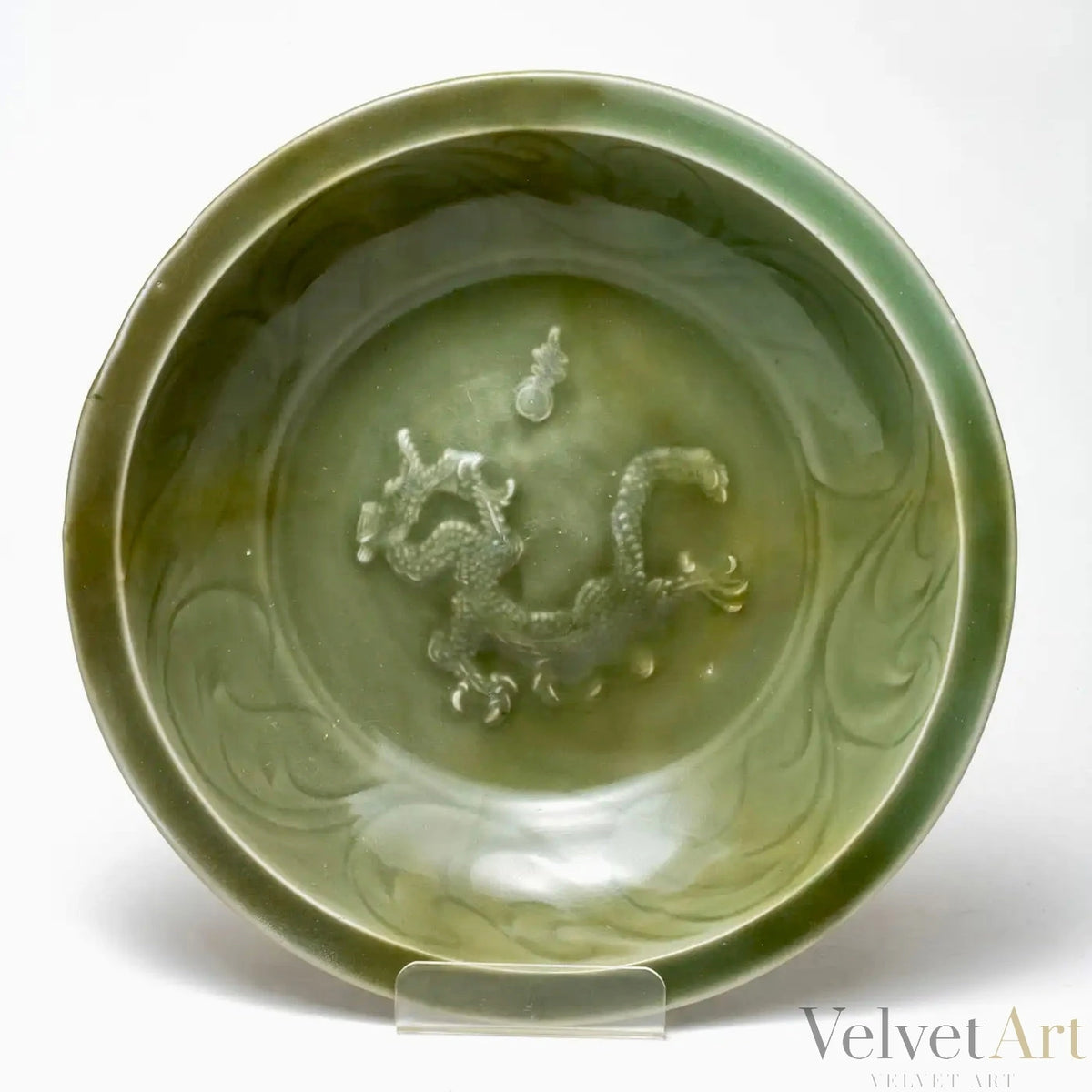 Plato Chino de Celadón Longquan con Dragón en Relieve | Siglos XII-XIV | Dinastía Yuan-Ming Temprana