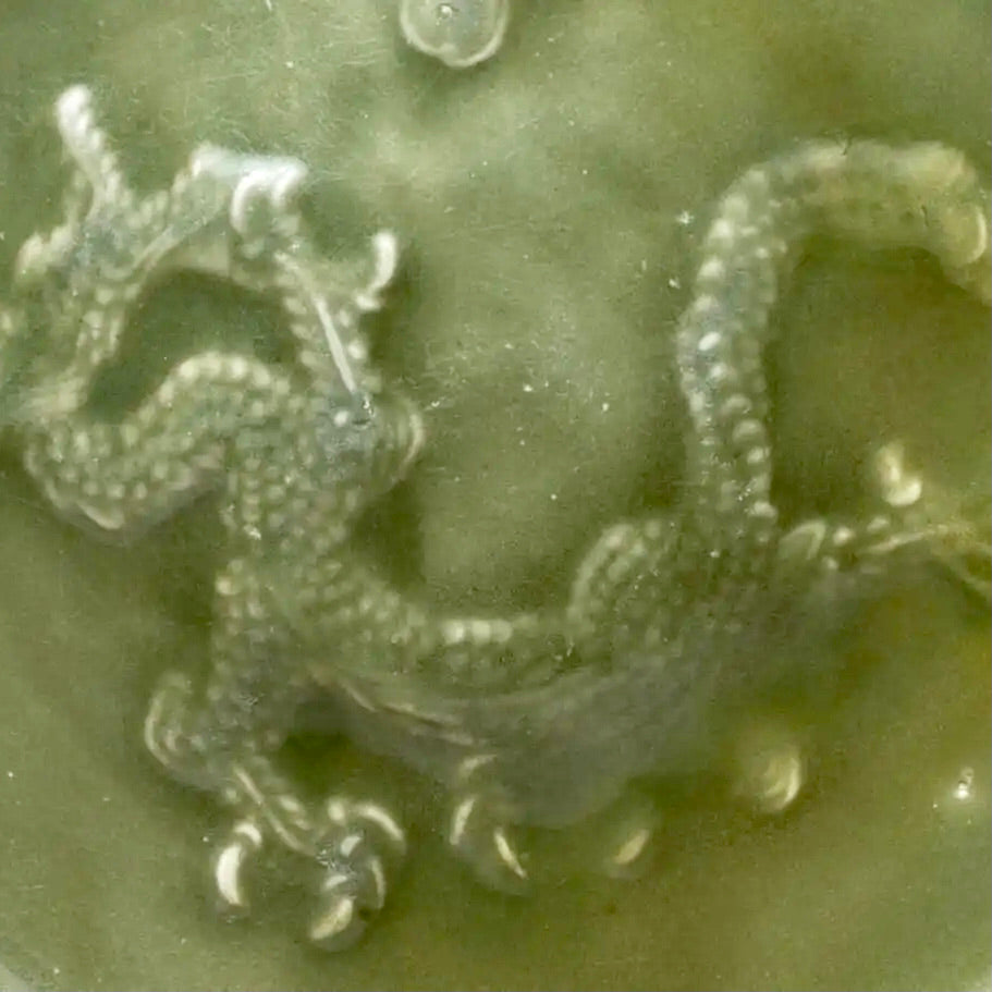 Plato Chino de Celadón Longquan con Dragón en Relieve | Siglos XII-XIV | Dinastía Yuan-Ming Temprana
