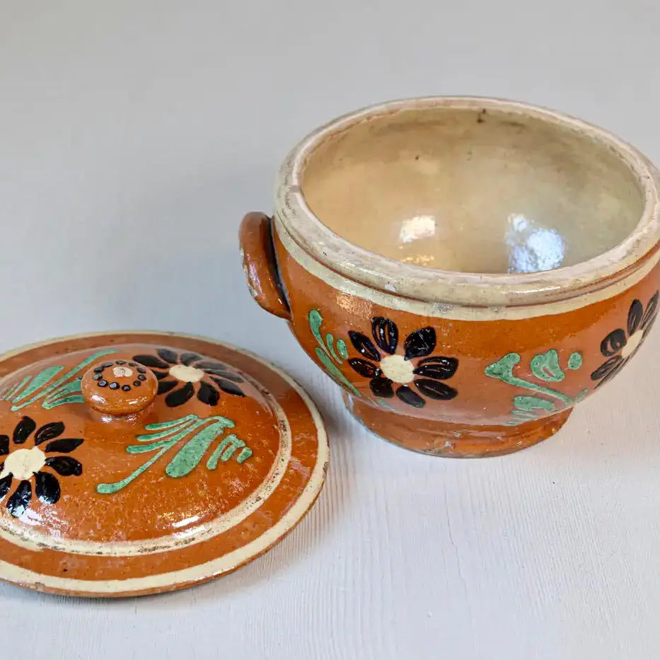 Plato Rústico Francés con Tapa de Terracota Vidriada y Flores | Siglo XIX