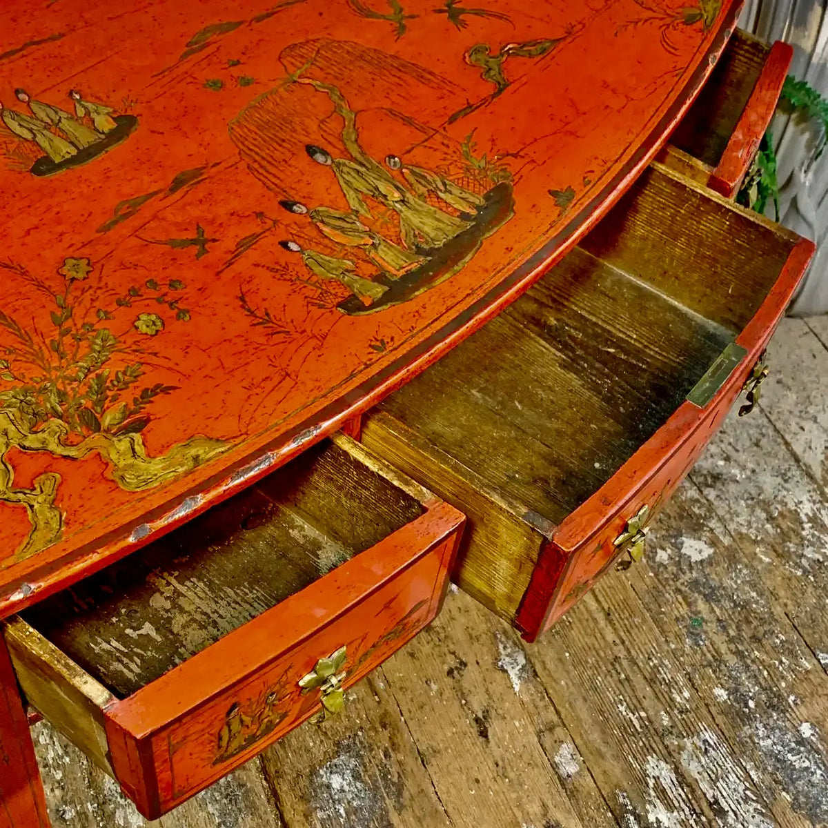 Escritorio Jorge III Rojo con Escenas Chinoiserie | Inglaterra 1780