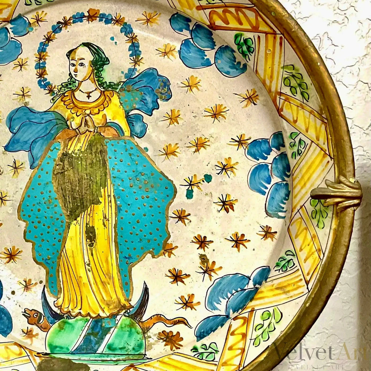 Plato Italiano de Mayólica Esmaltada con Representación de la Virgen – Siglo XVIII
