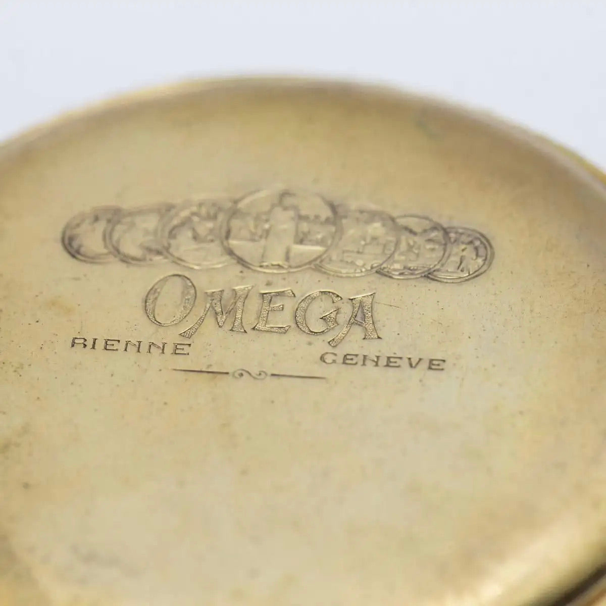 Reloj de Bolsillo Omega en Oro de 18 Quilates. Sabonette con Esfera de Esmalte