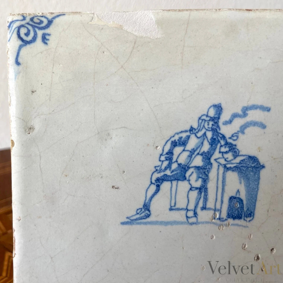 “Hombre Fumando en una Mesa” | Azulejo de Delft del Siglo XVII