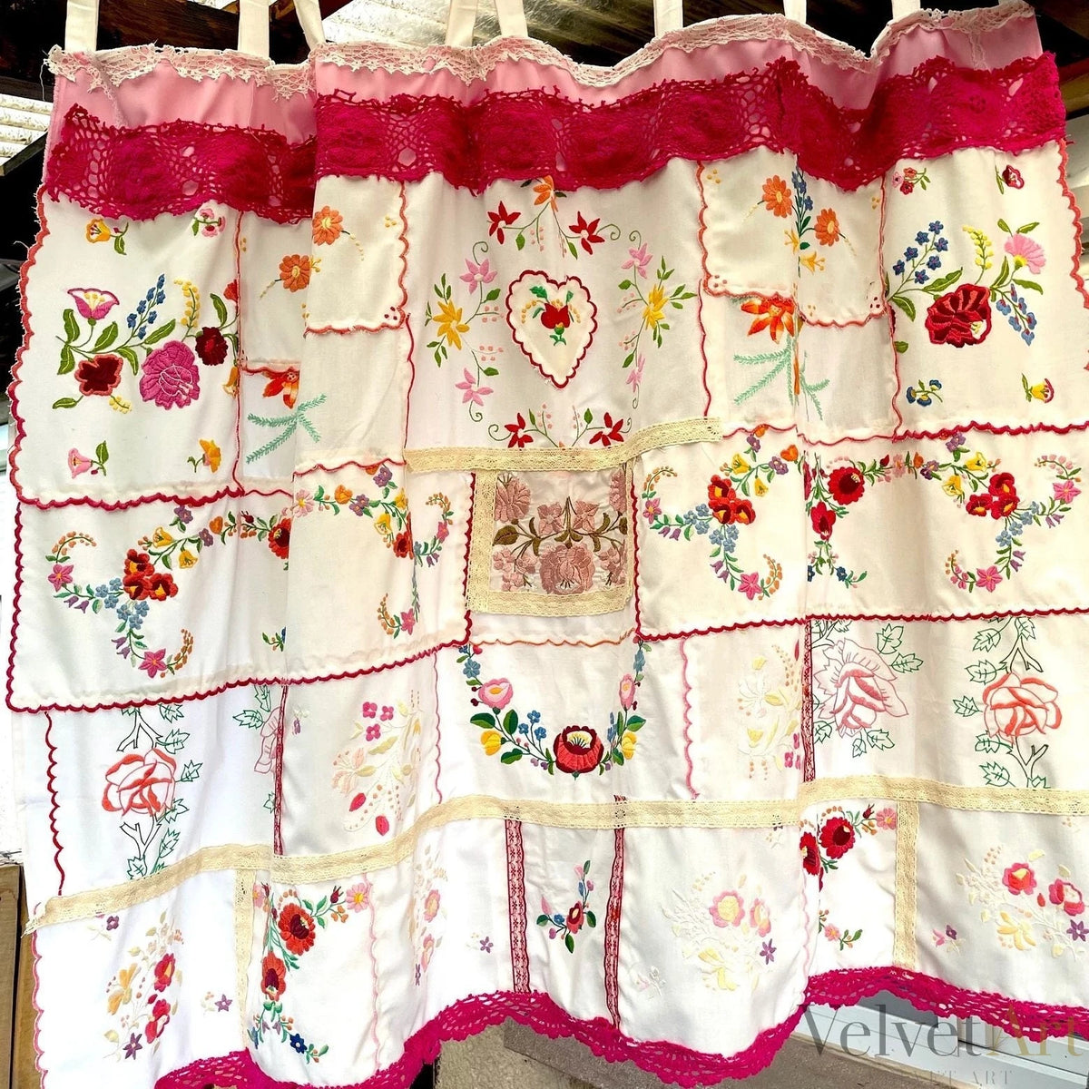 Cortina Húngara Bordada con Estampado Floral de Kalocsa – vista 2 de 4