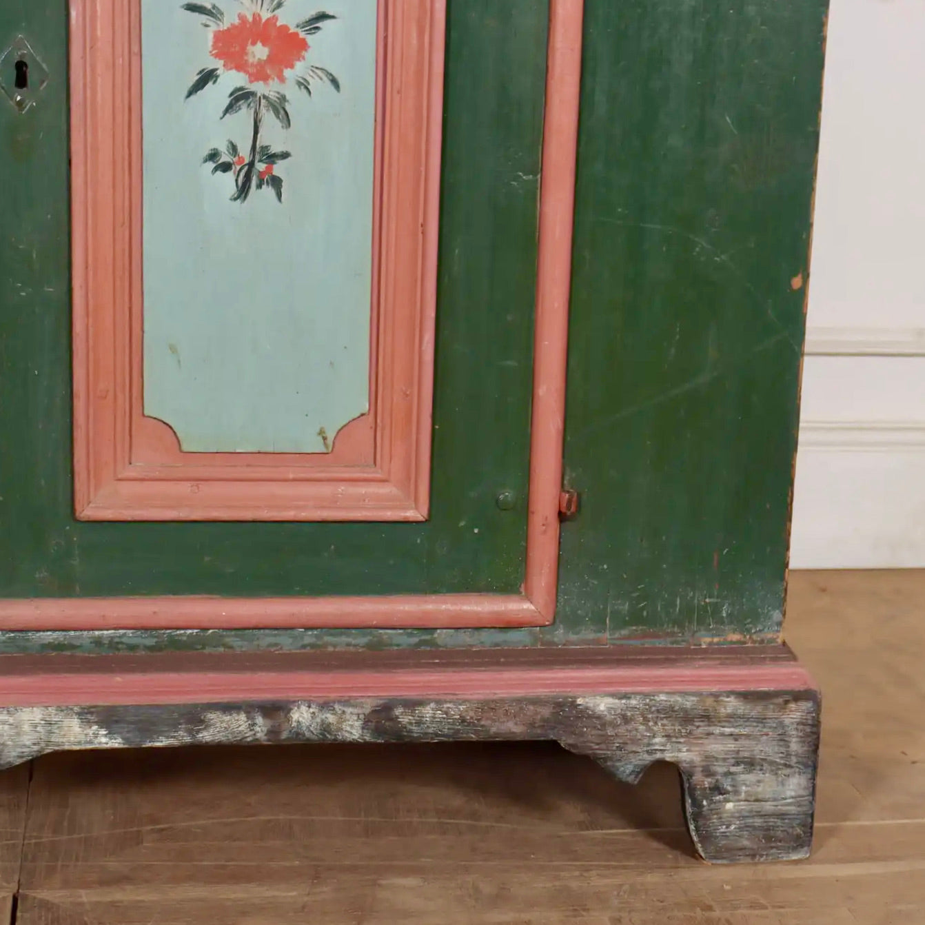 Armario Sueco de Pino Pintado Para Ropa de Lino | Suecia, 1790