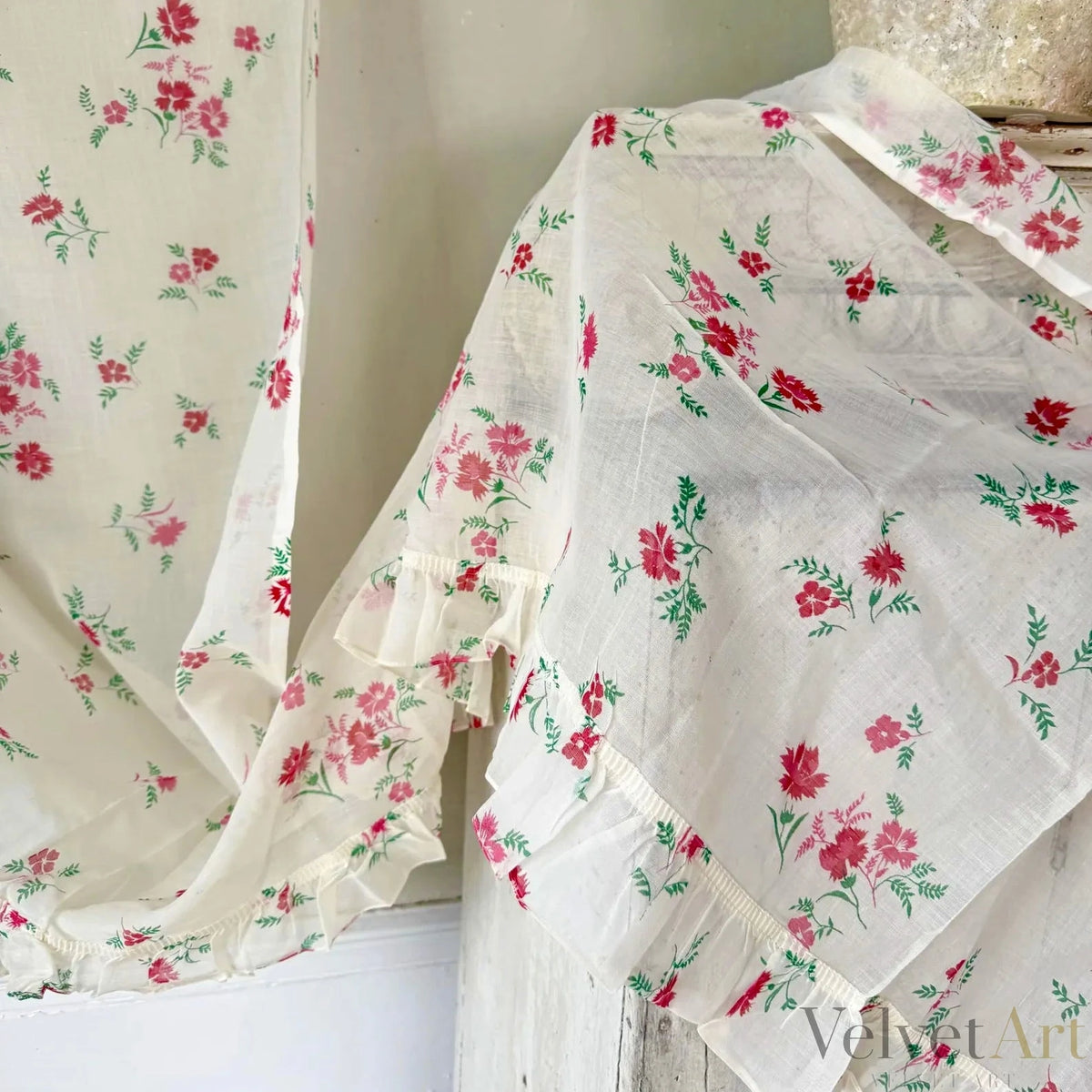 Cortina Francesa de los Años 40 con Volante y Estampado Floral