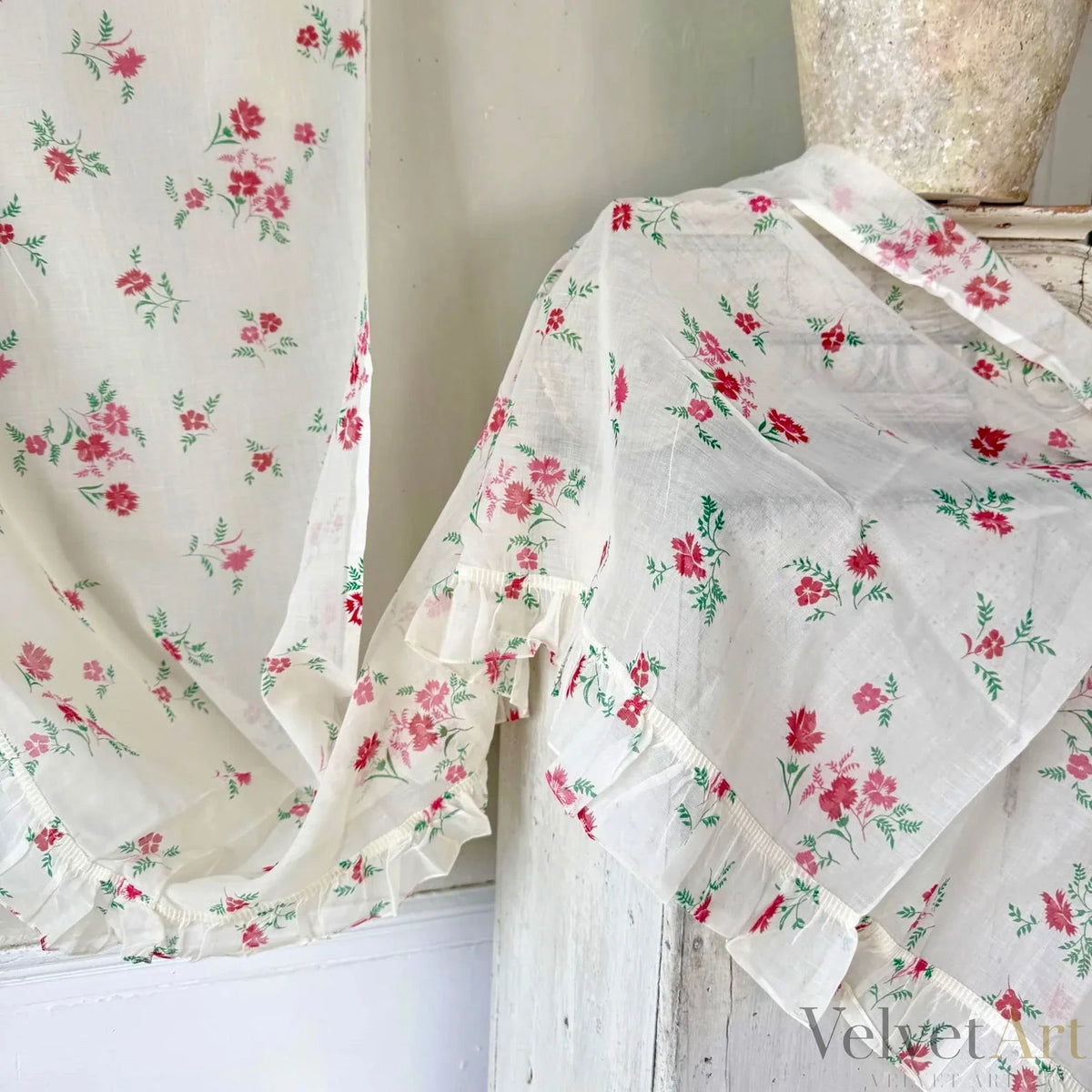 Cortina Francesa de los Años 40 con Volante y Estampado Floral