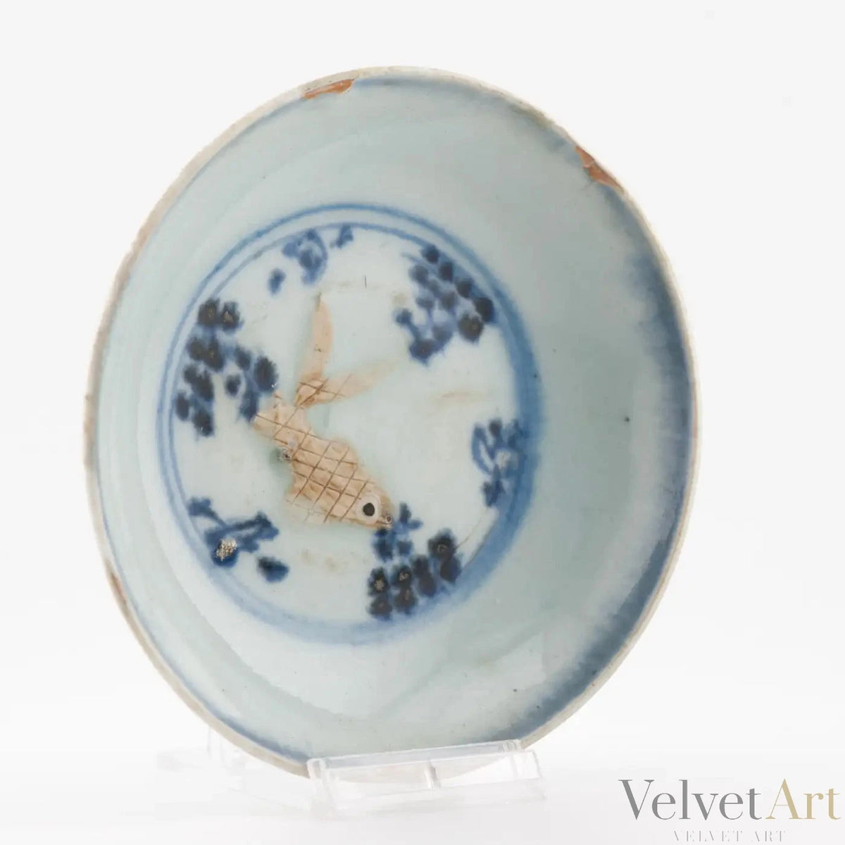 Plato Pequeño de Porcelana China con Pez en Relieve | Dinastía Ming, 1500
